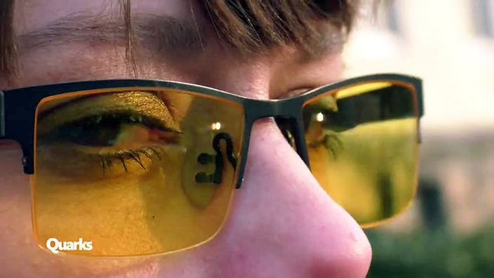 Quarks Experiment: Brille mit gelben Gläsern