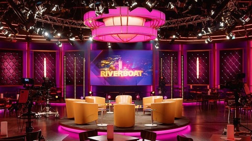 Fernsehstudio mit Sendungslogo Riverboat