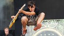 Ein Gitarrist der Band "Veara" springt in die Luft und zieht seine Füsse ran