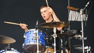 Voller Elan schlägt der Drummer auf die Becken seines Schlagzeuges