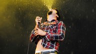 Deftones-Bandmitglied spuckt Flüssigkeit in die Luft
