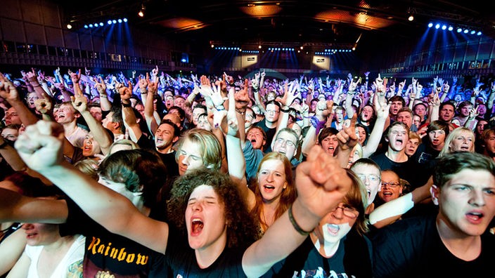Das Publikum beim Konzert von Alter Bridge singt Songs der Band mit und hebt die Arme hoch