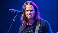 Gitarrist von Alter Bridge verzieht wütend das Gesicht