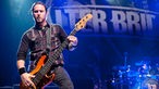 Brian Marshall spielt Bass auf der Bühne