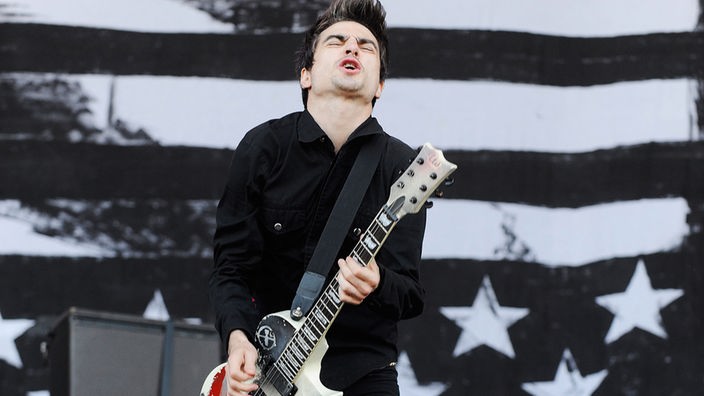 Gitarrist von Anti-Flag spielt auf der Area4-Bühne