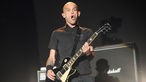 Gitarrist von Rise Against performt auf der Area4-Bühne