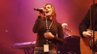Marta Jandova singt in das Mikrofon