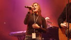 Marta Jandova singt in das Mikrofon