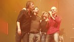 Helmut Krumminga, Henning Wehland, Marta Jandova und Michael Nass bei einem gemeinsamen Auftritt auf der Bühne eng nebeneinander stehend