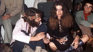 1. Internationales Essener Pop & Blues Festival 1969: junge Musikfans vertreiben sich die Zeit mit Kartenspielen.