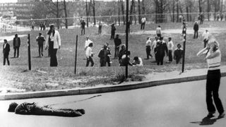 Die Leiche eines von Nationalgardisten erschossenen Studenten der Universität von Kent in Ohio liegt am 04. Mai 1970 nach einer Demonstration gegen den Vietnamkrieg auf dem Campusgelände. Rechts eine entsetzte Studentin.