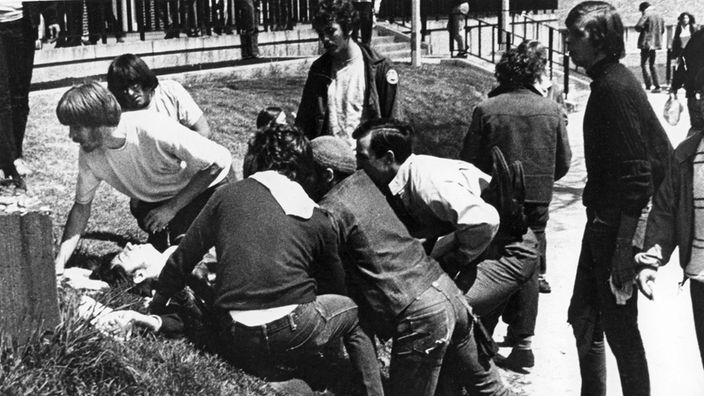 Studenten der Universität von Kent in Ohio helfen am 04. Mai1970 während einer Demonstration gegen den Vietnamkrieg einem Kommilitonen, der verletzt auf dem Campusgelände liegt.