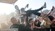 Fans beim Crowdsurfing bei Annihilator auf dem Rock Hard Festival 2014