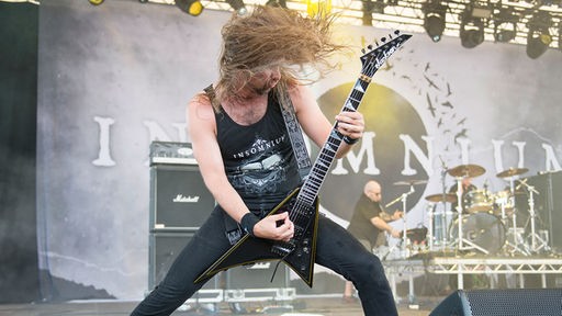 Der Gitarrist von Insomnium in Action