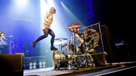 Frontfrau von "The Joy Formidable" springt vor dem Schlagzeug in die Luft