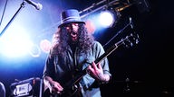 Brant Bjork spielt eines seiner Stücke im Scheinwerferlicht der Bühne