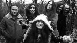 Die Band "Can" am 01.12.1971 in Hamburg. Von links: Irmin Schmidt, Jaki Liebezeit, Michael Karoli, Ulli Gerlach, Holger Szukay und vorn Damo Suzuki.