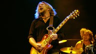 Devon Allman wirft beim Gitarre spielen mit seiner Honeytribe bei der Classic Rocknacht 2007 den Kopf zurück