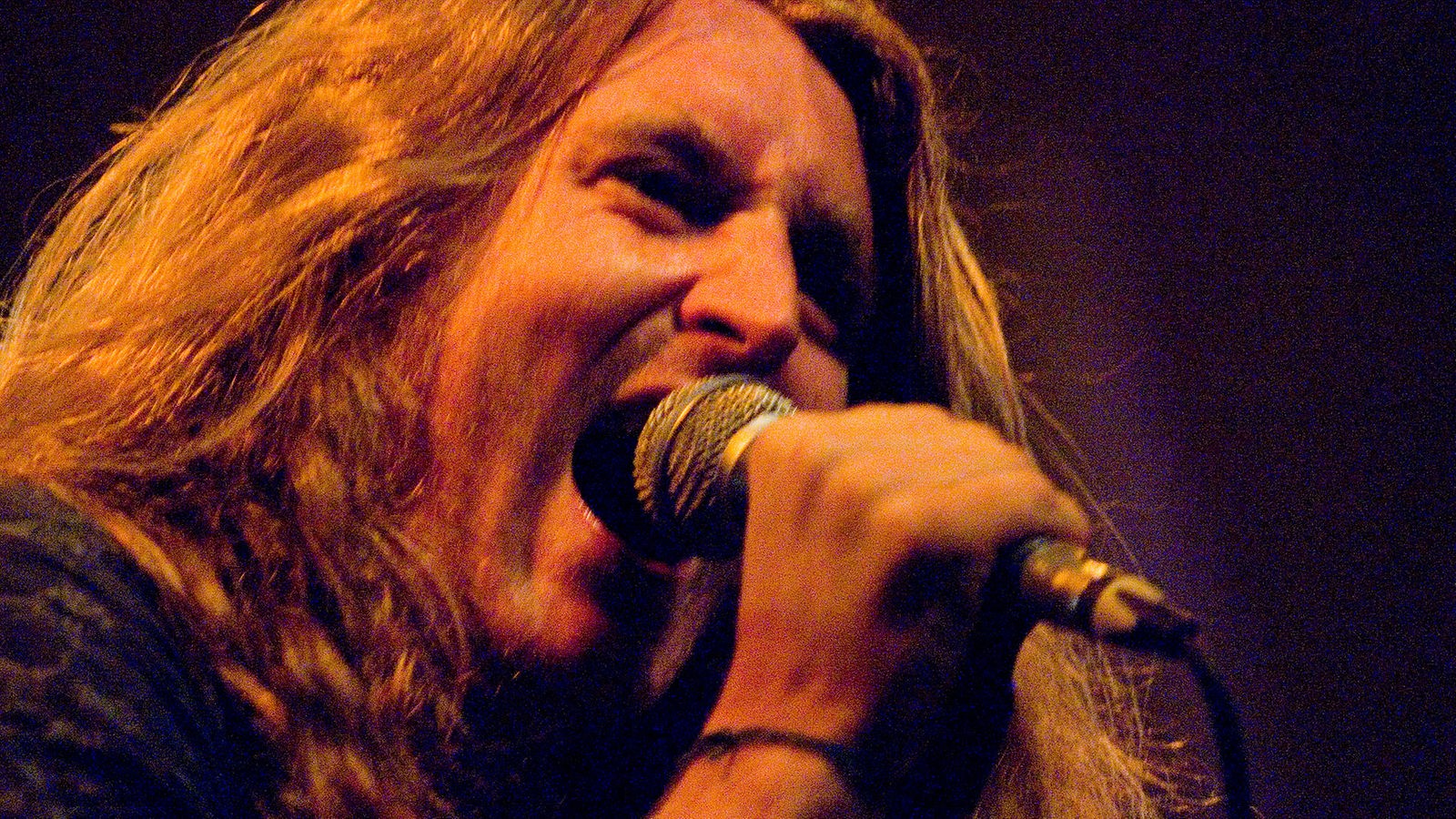Cormac Neeson von The Answer schreit bei der Classic Rocknacht 2007 ins Mikrofon