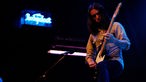 Paul Mahon von The Answer an der Gitarre, dabei steht ein Bein auf einer Box bei der Classic Rocknacht 2007 