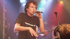 Ein weiterer Sänger steht auf der Bühne von Clueso bei Bootleg im August 2006