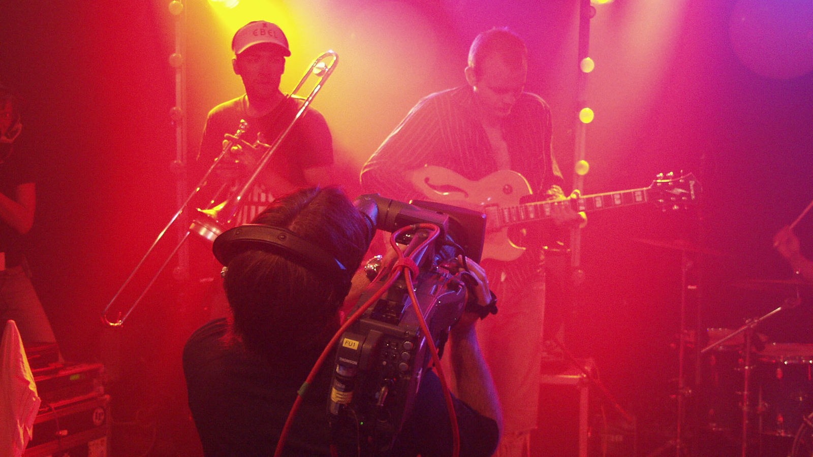 Die Band und die Bühne erstrahlen in komplett rotem Licht bei Bootleg im August 2006