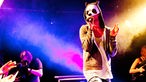 Rapper Cro auf der Bühne im Lilia Scheinwerferlicht