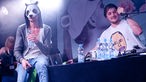 Cro und sein Produzent Psaiko Dino vor der Bühne am DJ Pult. Cro hält eine Wasserflasche in der Hand