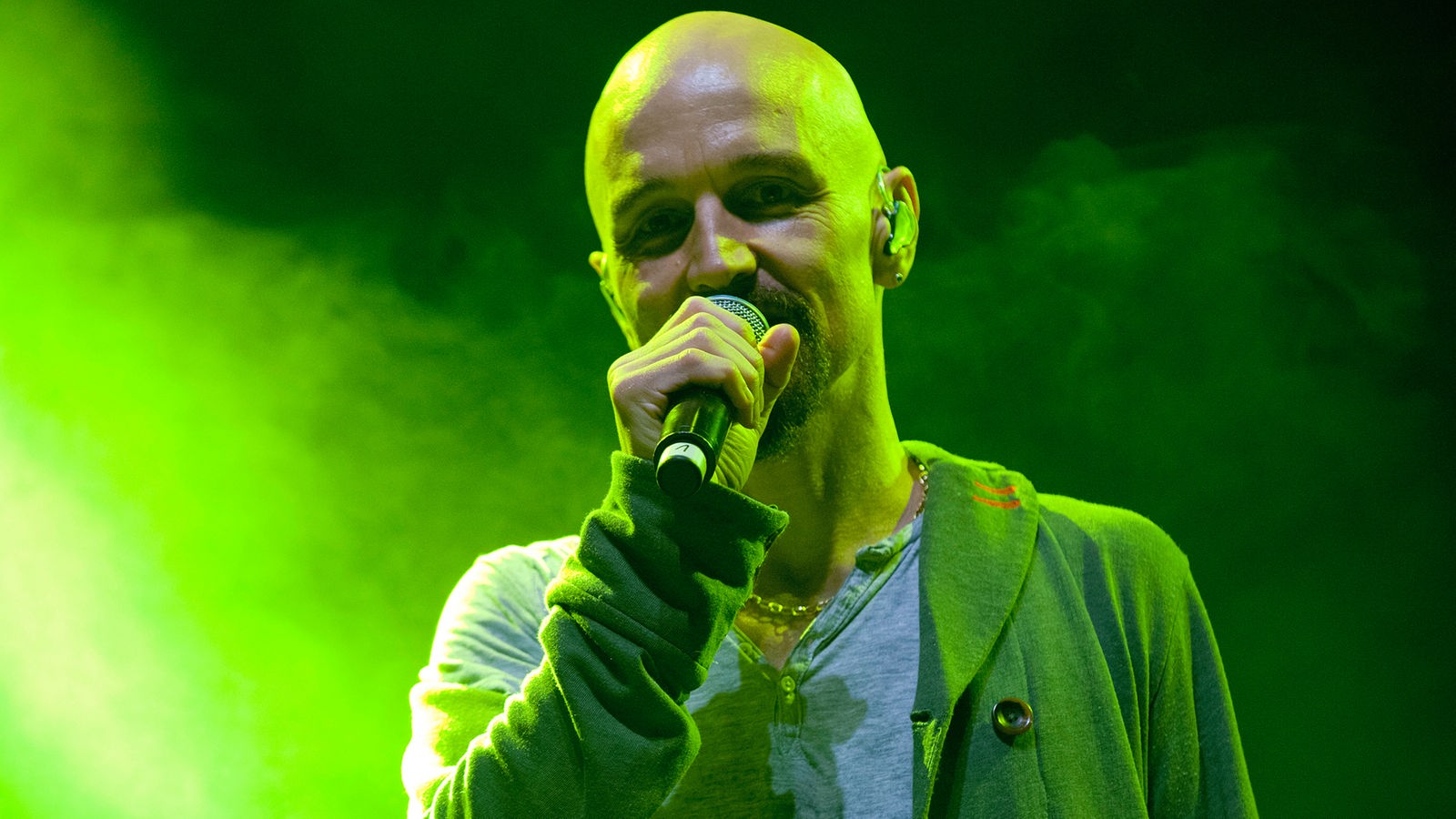 Tim Booth, Sänger der Band "James", singt auf der Bühne vom Haldern Pop Festival 2013