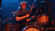 Bert Libeert, der Drummer der Band Goose, an seinem glitzernden Drumkit bei der 21. Rocknacht 2007.