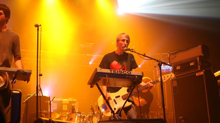 Der blonde, hagere Tom F. J. Coghe von Goose spielt bei der 21. Rocknacht 2007 Bass, Keyboard und singt.