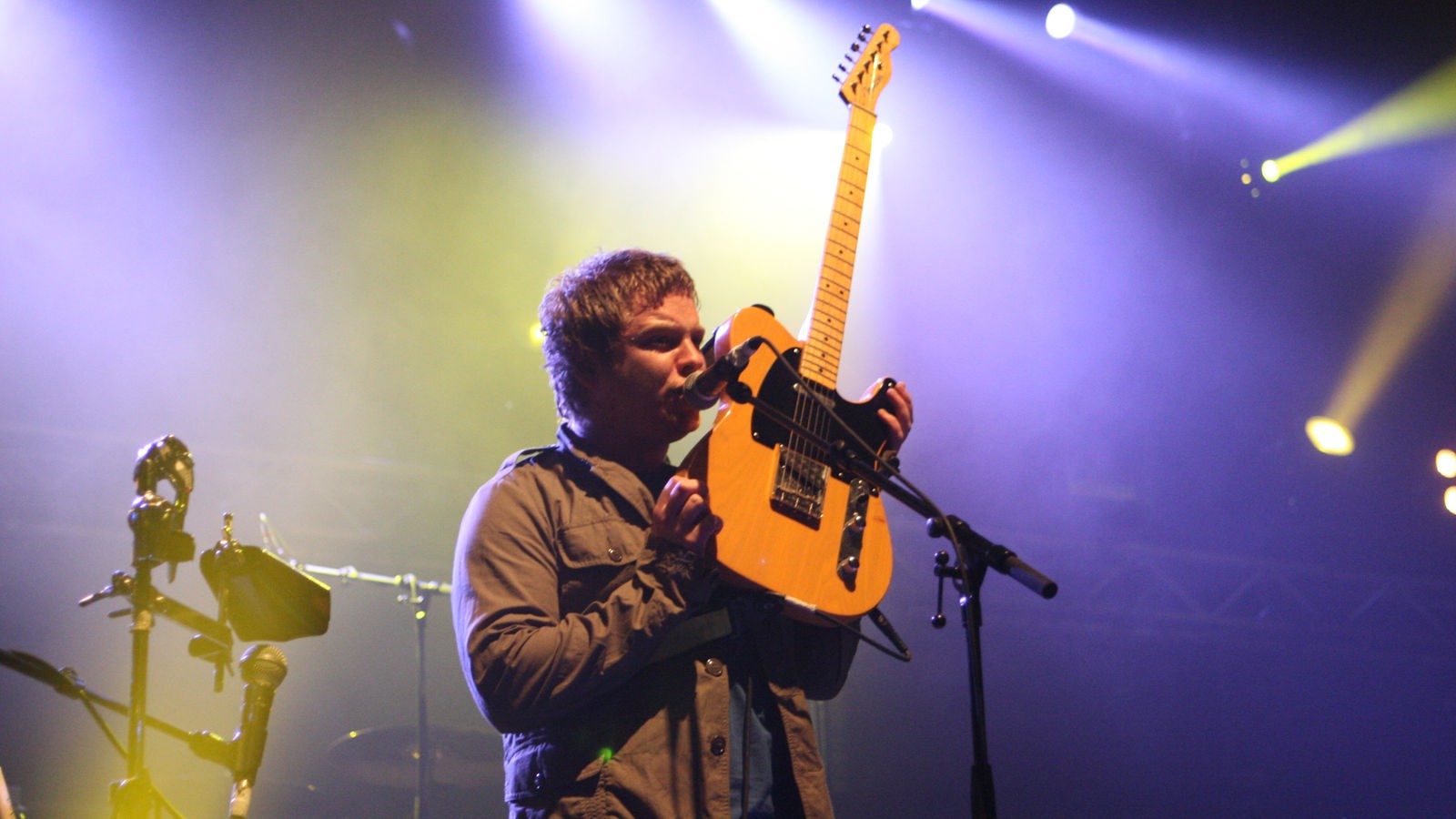 Der Sänger von The Sunshine Underground mit Gitarre am Mikrofon bei der 21. Rocknacht 2007