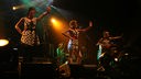 Die drei Pipettes-Sängerinnen am Mikrofon bei der 21. Rocknacht 2007, alle in gleicher Pose: die eine Hand in die Hüfte, die andere zu einem symbolischen "Stop" weit von sich gestreckt.