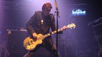 Manic Street Preachers Bassist Nicky Wire wie ein echter Rockstar: er trägt eine Uniformjacke und geschminkte Augen bei der 21. Rocknacht 2007