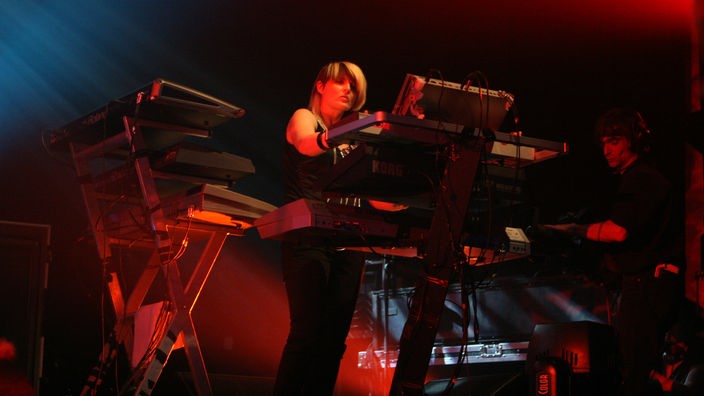 Sister Bliss von Faithless umringt von diversen Keystations und Synthesizern bei der 21. Rocknacht 2007