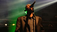 Faithless-Sänger Maxi Jazz am Mikro bei der 21. Rocknacht 2007, wirft den Kopf in den Nacken