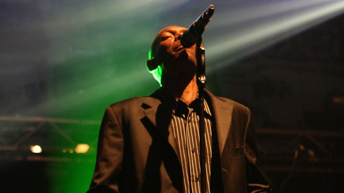 Faithless-Sänger Maxi Jazz am Mikro bei der 21. Rocknacht 2007, wirft den Kopf in den Nacken