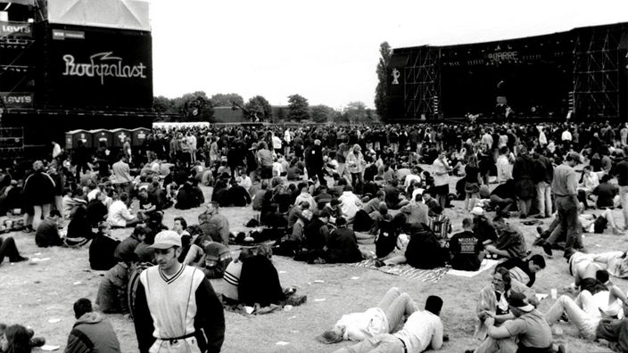 Entspanntes Publikum sitzend vor der Hauptbühne während einer Umbaupause beim Bizarre Festival 1998