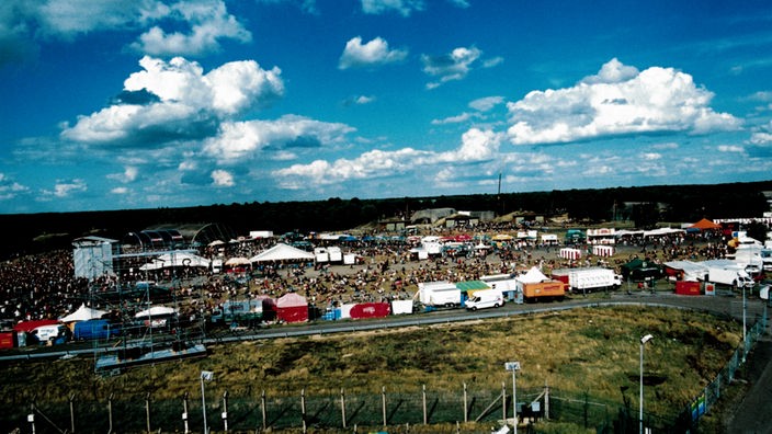 Das Bizarre-Festival-Gelände von außerhalb und schräg oben, evtl. vom Tower des Flughafens
