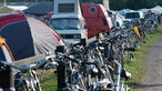 Campingplatz und viele Fahrräder, die am Zan daneben stehen
