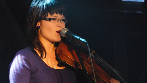 Eine Musikerin von Julia Marcell spielt Violine