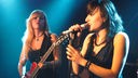 Zwei Musikerinnen von The Black Sheep auf der Bühne im Underground Köln