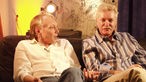 Zwei Mitglieder der Band "Karthago" auf einer Couch im Interview.