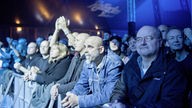 Publikum in blaues Licht getaucht