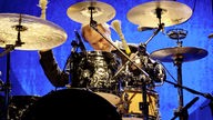 Ben Howards Schlagzeuger schlägt auf die Becken seines Schlagzeugs