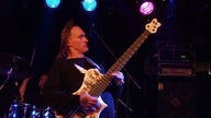 Der Bassist von MSG Michael Schenker Group legt sich bei Bootleg im April 2006 ordentlich ins Zeug