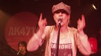 Die Sängerin der Band AK4711 steht bei Bootleg im April 2006 mit einem Ramones Shirt im Vordergrund, während im Hintergrund die Drummerin am Schlagzeug sitzt.