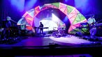  Blick auf die gesamte Bühne beim Konzert von "Animal Collective" mit bunter Lichtshow