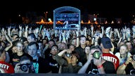 Publikum von In Flames während eines Auftrittes im Rahmen des "XXIV. With Full Force Festival 2017" vom 22.06. - 24.06.2017 in Ferropolis, Gräfenhainichen.