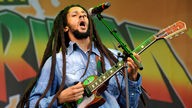 Julian Marley mit Gitarre am Mikrofon